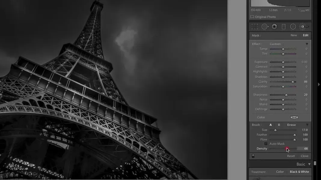 Anwendung des Pinsels auf die Vorderseite des Turms