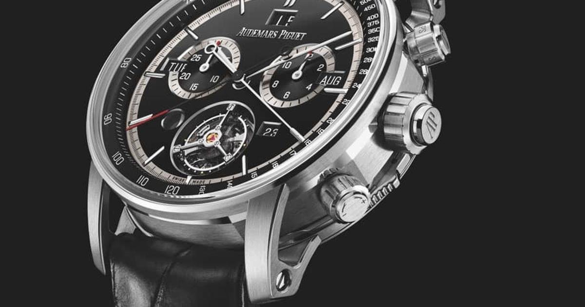 Ein erfahrener Uhrmacher, der eine komplizierte Audemars Piguet schweizer uhr ap von Hand zusammenbaut.