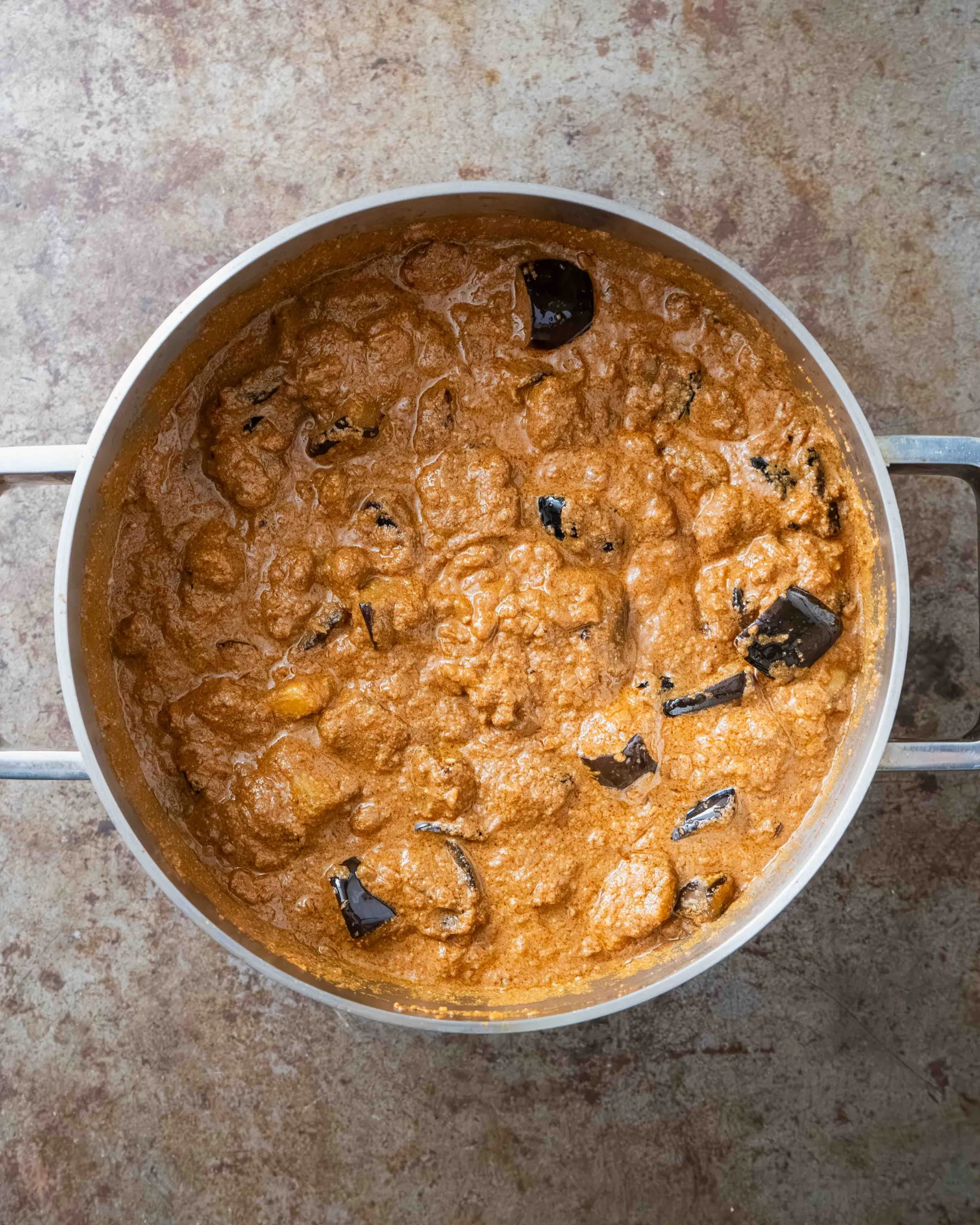 Auberginen zum Eintopf geben