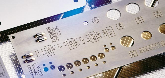 Präzise Laserbeschriftung auf einem Metallteil zur Identifikation in der Automobilproduktion