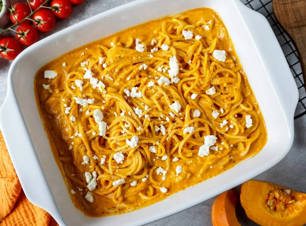 Baked Kürbis Feta Pasta: Das cremige Ofenrezept für den Herbst!