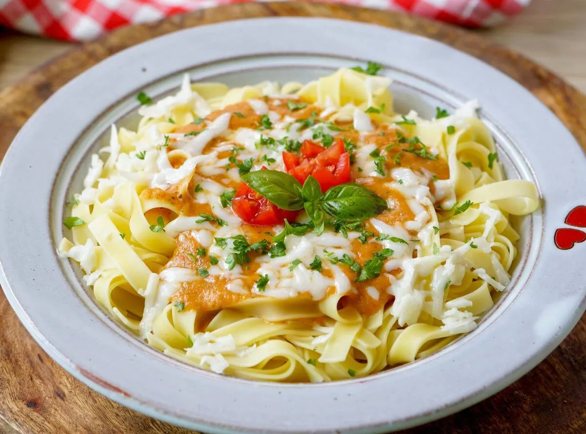 Bandnudeln mit Zucchini-Tomaten-Sauce