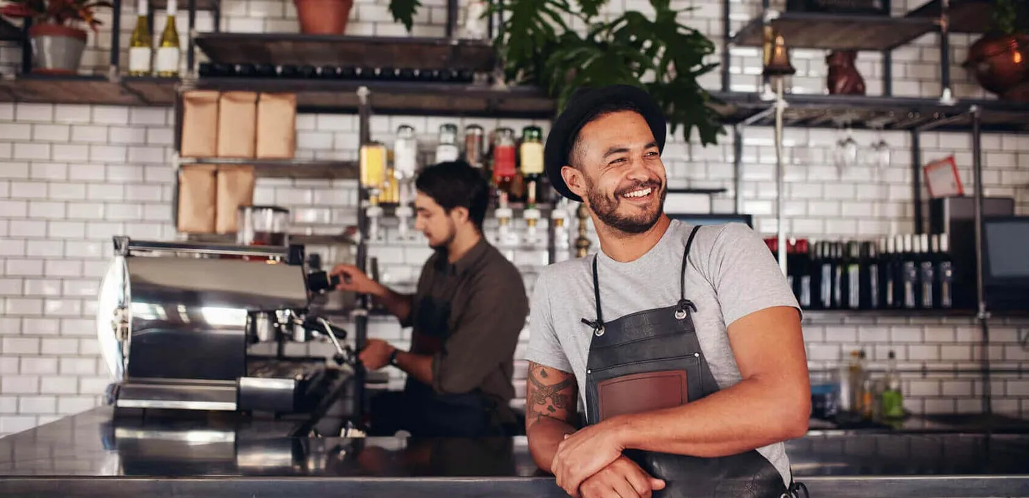 Barista mit Siebträgermaschine