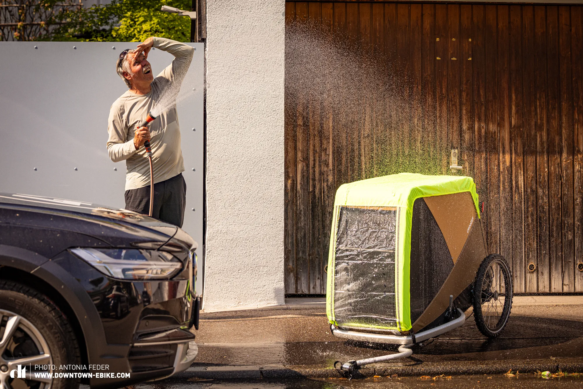 Bei Regen bietet Croozer DOG zusätzlichen Regenschutz im Shop an.