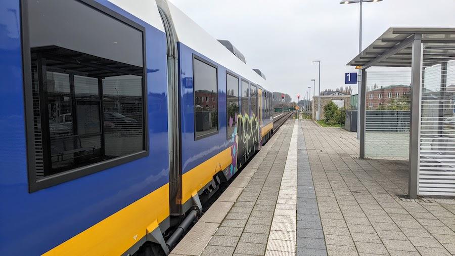 Ein Reisender genießt ein Flaschenbier im modernen Intercity-Express (ICE) der Deutschen Bahn.