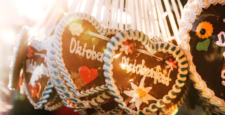 Fröhliche Menschen feiern ausgelassen auf einem Bierfest in Deutschland und genießen den Tag des Deutschen Bieres.