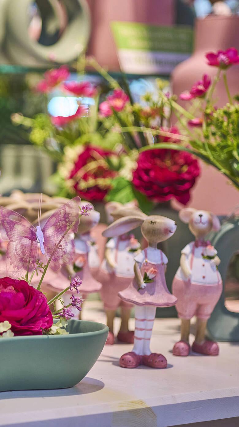Fröhliche Menschen feiern auf einem traditionellen deutschen Bierfest, umgeben von vollen Bierkrügen und guter Stimmung.