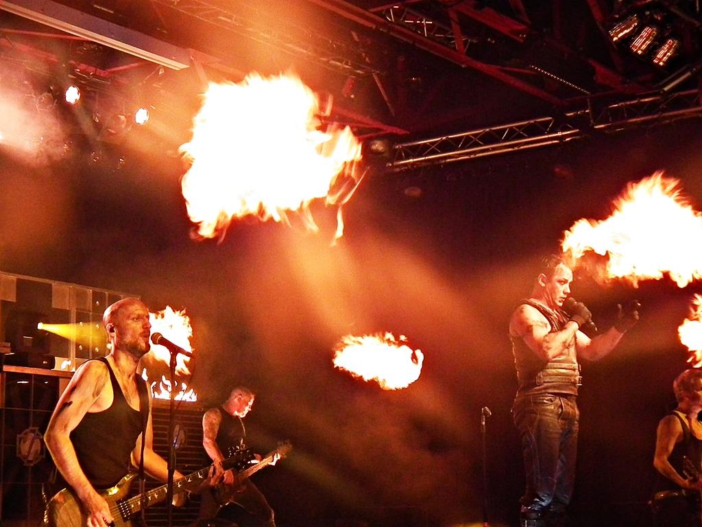 Till Lindemann in Aktion während einer Rammstein-Show mit Feuer und beeindruckender Bühnenshow