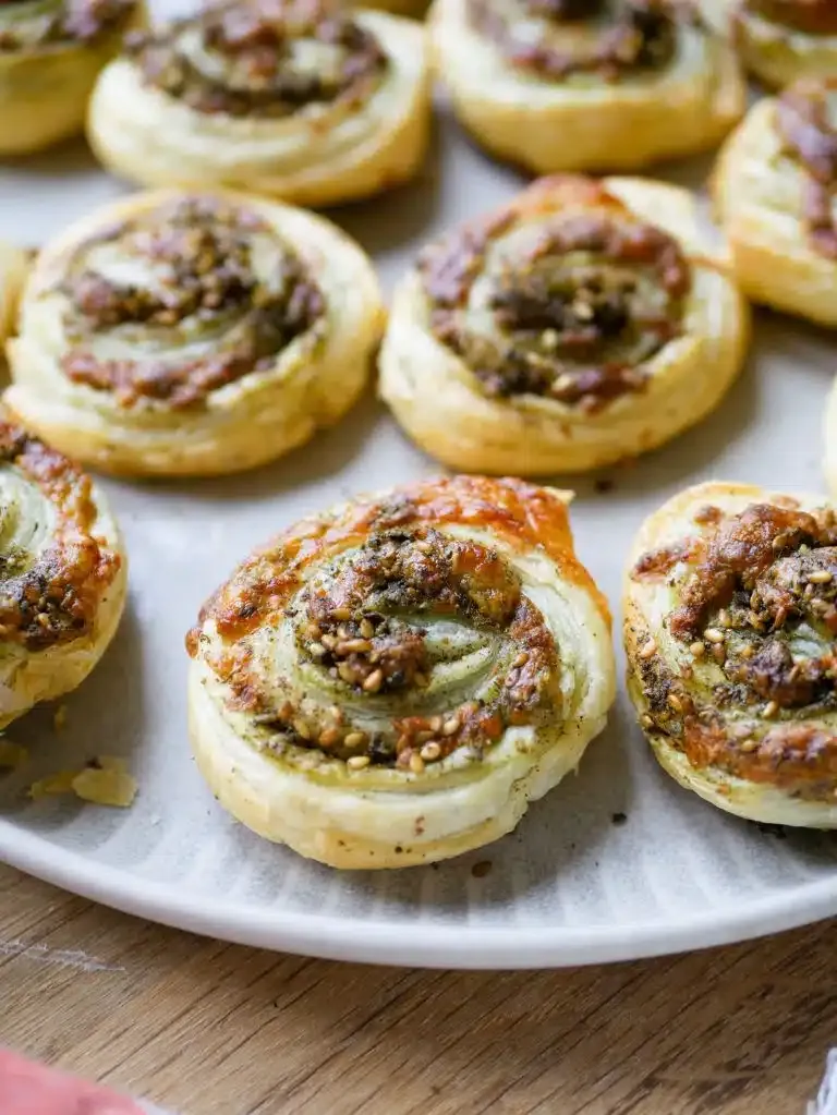 Blätterteigschnecken mit Zatar und Käse