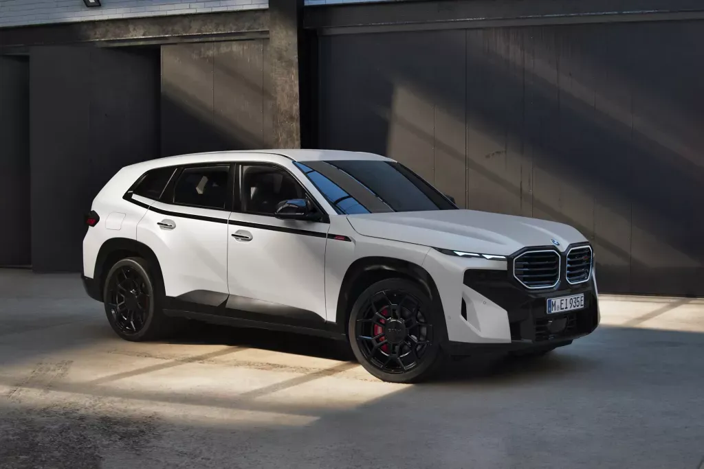 Hochwertiger Innenraum eines BMW Luxusautos mit Leder und Edelholz