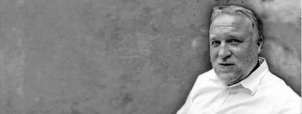 Bodyguard Vincent (Matthias Schoenaerts) in angespannter Beobachtung, Diane Kruger (Jessie) im Hintergrund in der Villa.