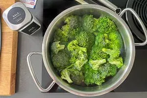 Brokkoli in den Topf geben und kochen