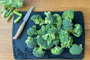 Brokkoli waschen, holzige Enden abschneiden und in Röschen teilen