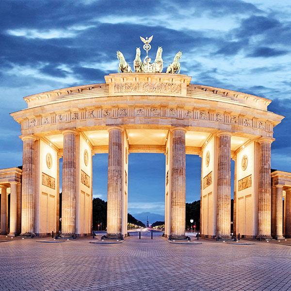 Der Reichstag in Berlin bei Nacht, stimmungsvoll beleuchtet