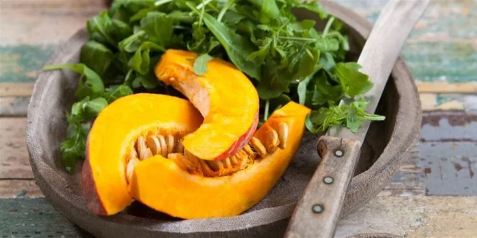 Bunte Mischung aus Kürbis, Rucola und Nüssen