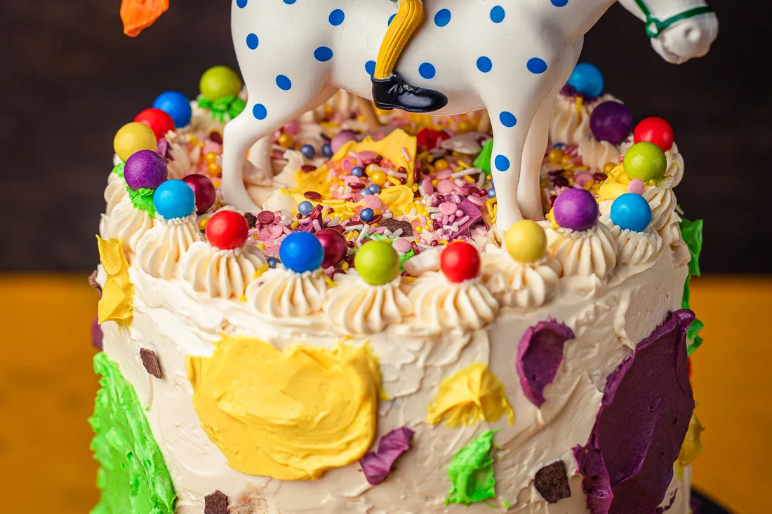 Bunte Streusel auf einer Pippi Langstrumpf Torte.