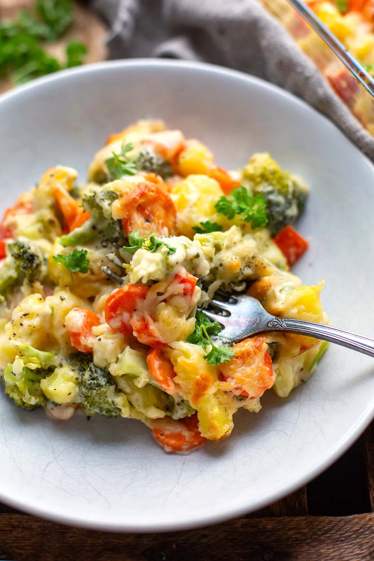 Bunter Gemüseauflauf mit Kartoffeln auf einem weißen Teller