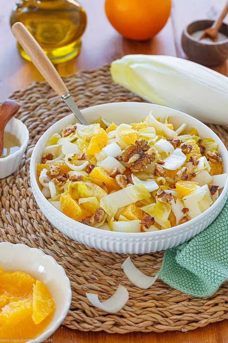 Chicorée-Salat mit Orangen und Walnüssen