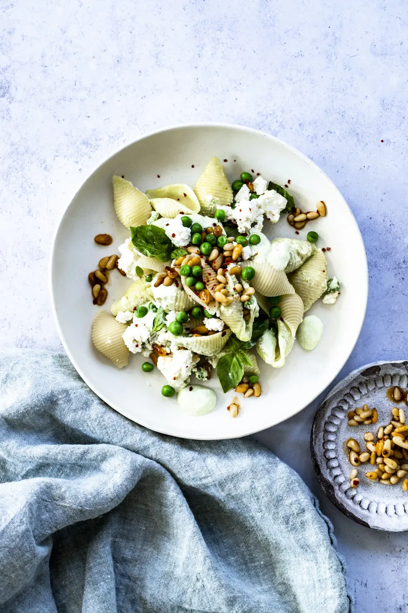 Conchiglie mit Erbsen, Joghurt und Chili