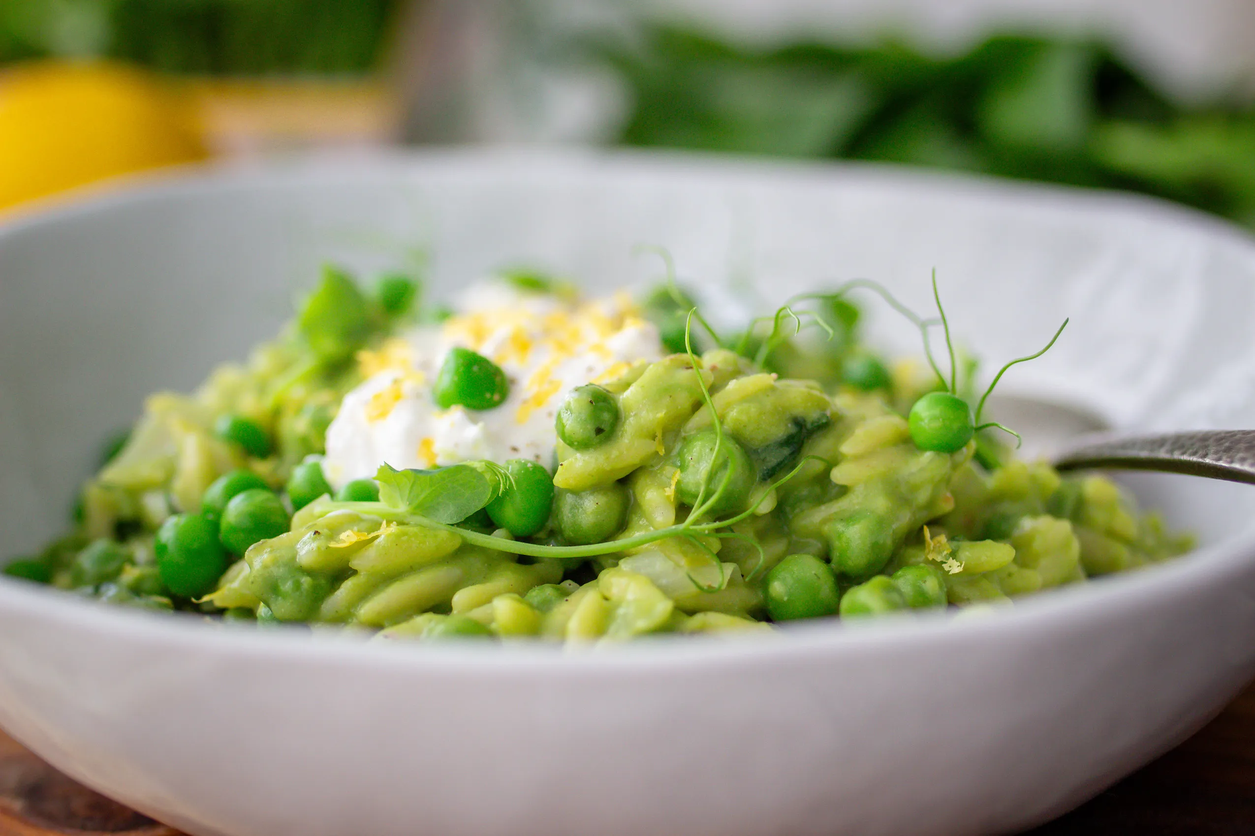 Cremiges Bärlauch-Orzo - ein köstliches Frühlingsgericht aus einer Pfanne