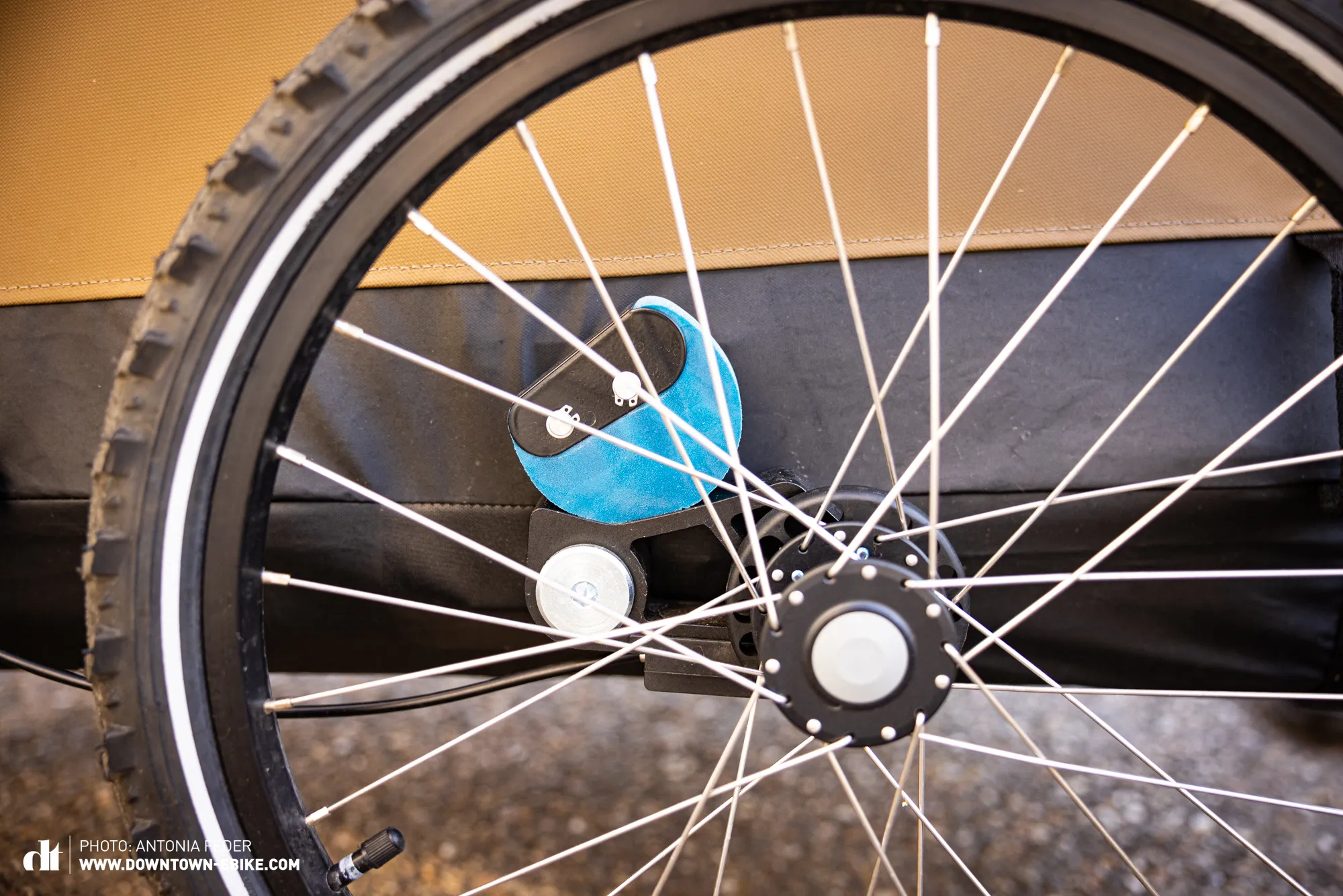 Croozer bewirbt die Croozer AirPad Federung, die sich unabhängig vom Gewicht des Hundes anpassen soll.