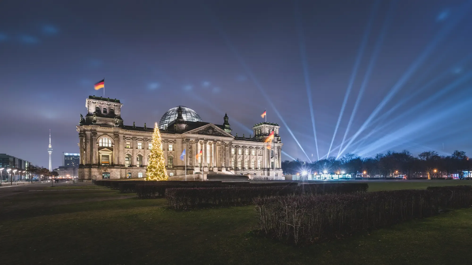 Das Brandenburger Tor in Berlin, illuminiert durch Scheinwerferlicht in der Silvesternacht
