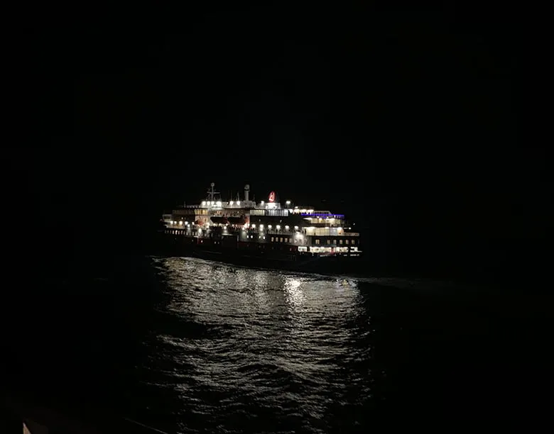 Das Hurtigruten-Schiff MS Kong Harald passiert uns vor Berlevåg in Nordnorwegen