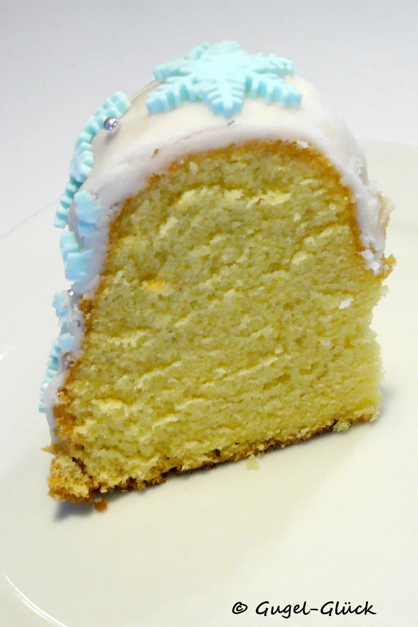 Der fertige Zitronen-Gugelhupf, bereit zum Dekorieren