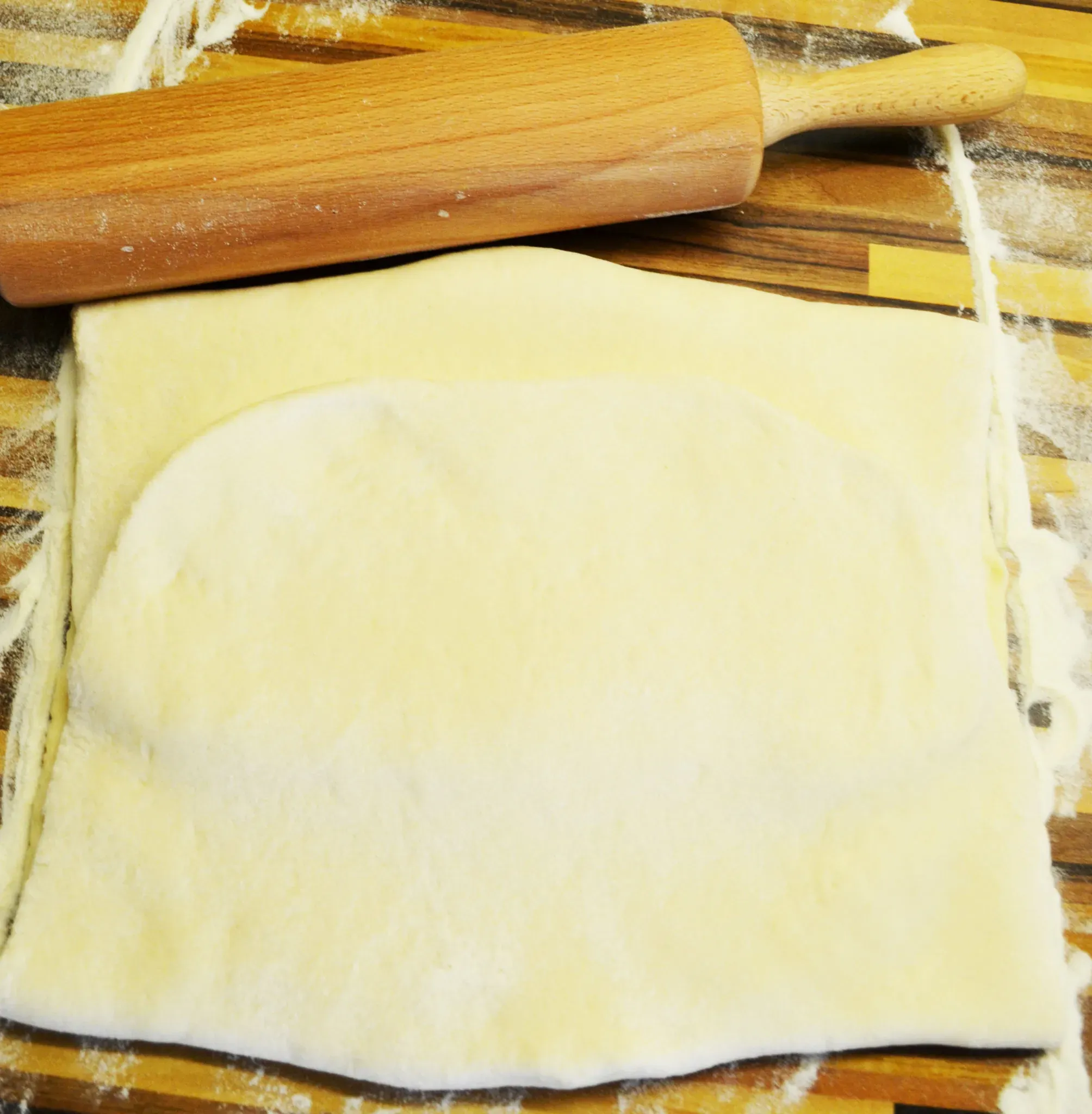 Der gefaltete Plunderteig mit eingearbeiteter Butter.