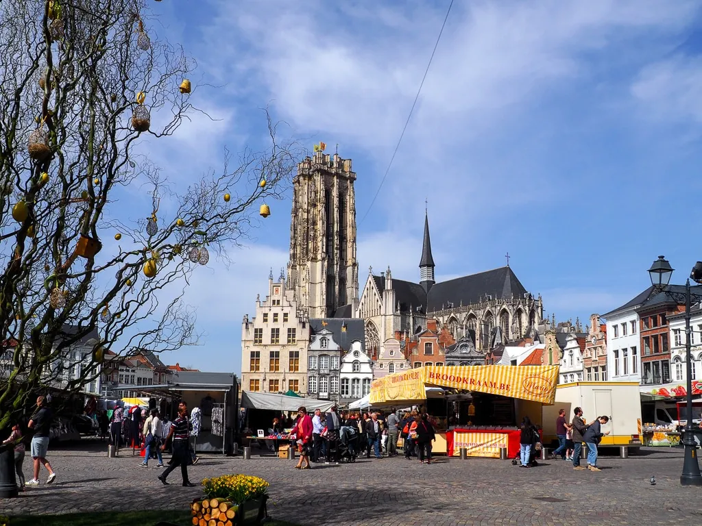 Der Marktplatz von Mechelen, geschmückt mit Osterdekorationen.