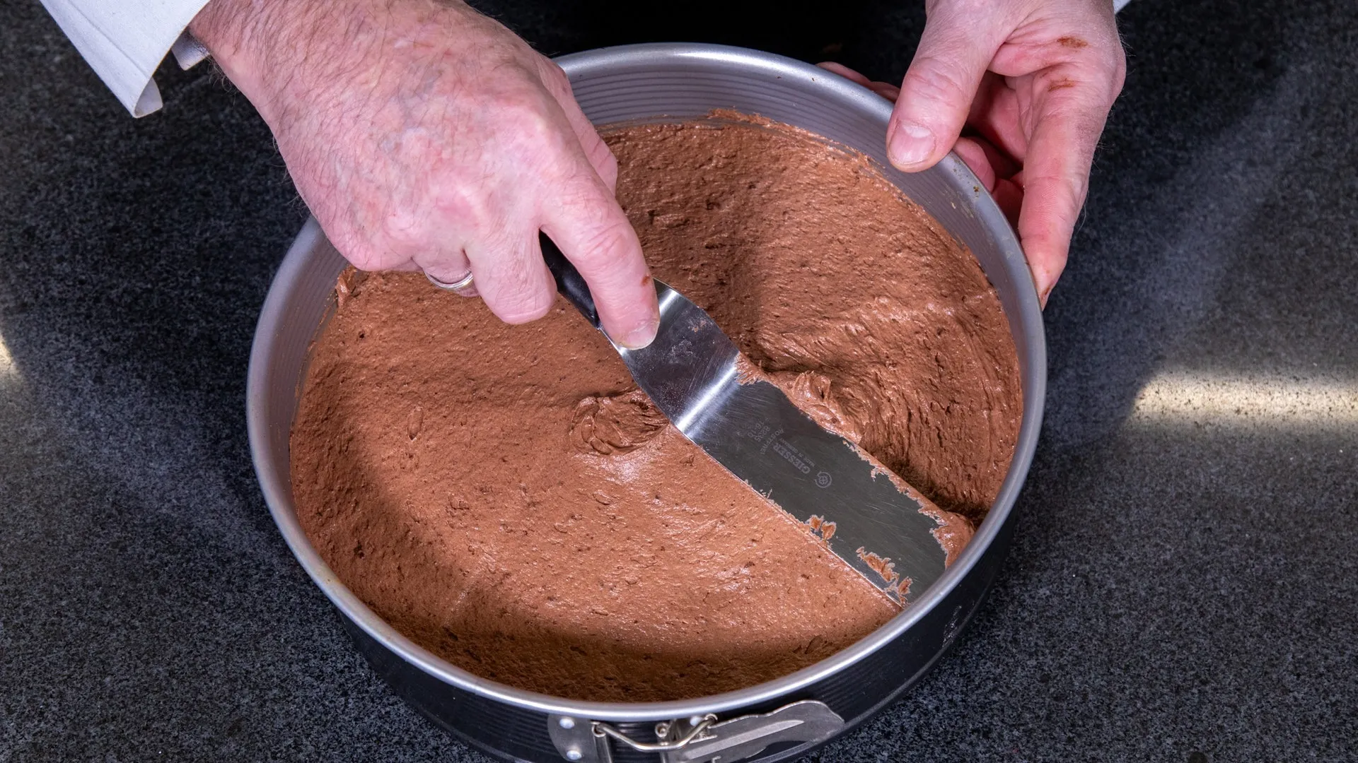 Der Schokorührteig für die Erdbeer-Schoko-Torte wird, wie im Rezept beschrieben, in eine Springform gestrichen.