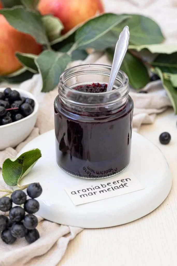 Detailaufnahme der Textur der Aronia-Apfel-Marmelade