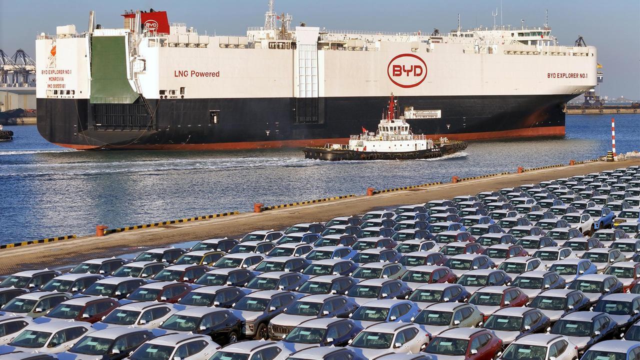 Deutsche Elektroautos aus China auf einer internationalen Automobilmesse in Deutschland