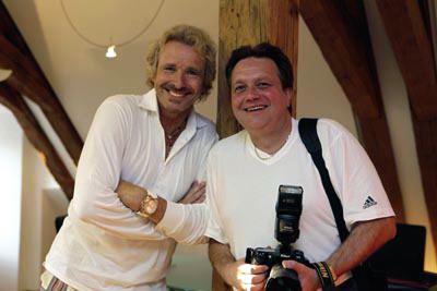 Ein traditionelles deutsches Bier mit glänzendem Kronkorken, umgeben von Hopfen und Gerste, symbolisiert die deutsche Braukunst und den klassischen Bierverschluss.