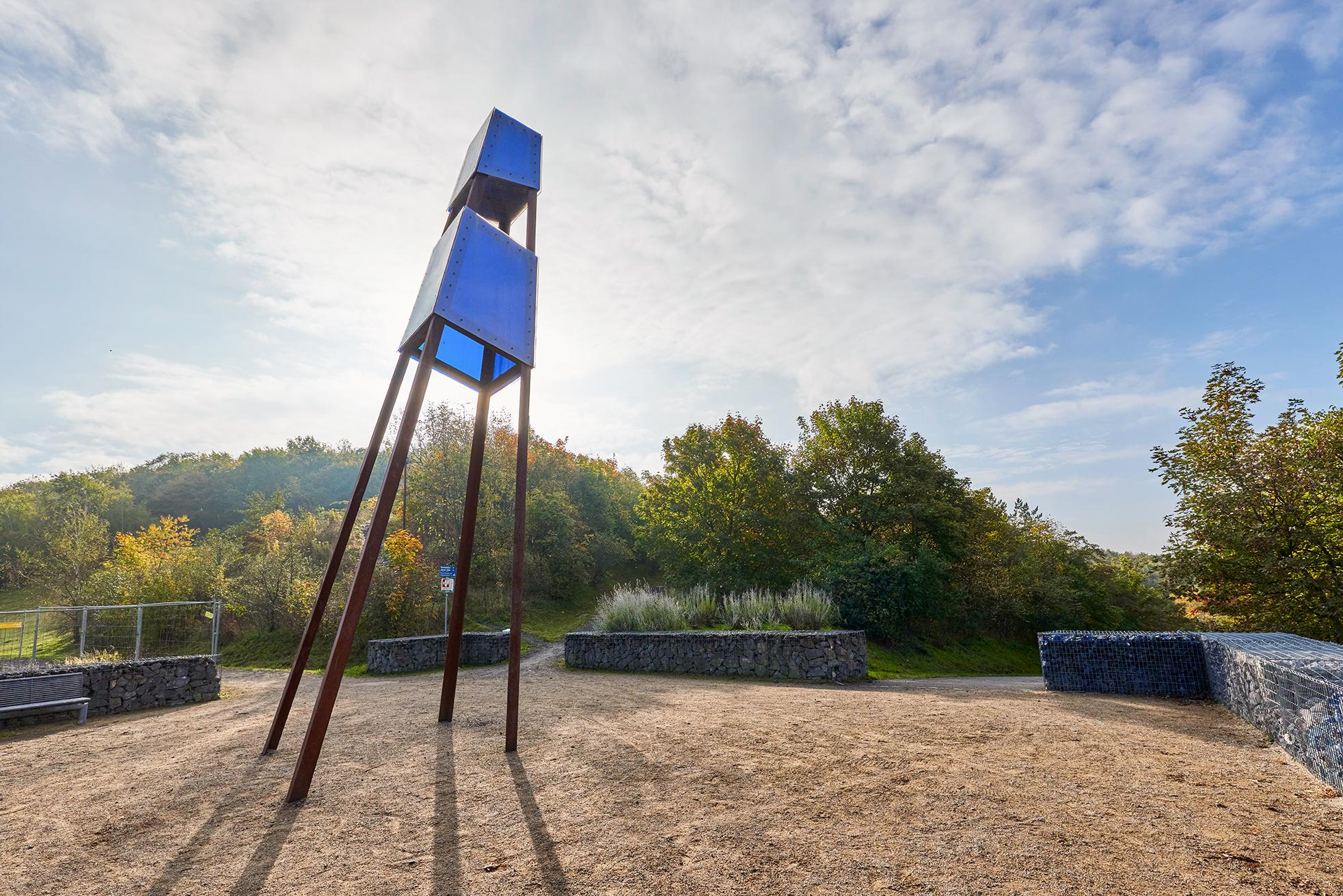 Ein modernes deutsches Bier Logo, das regionale Elemente wie Berge und Flüsse in einem stilisierten Emblem kombiniert.