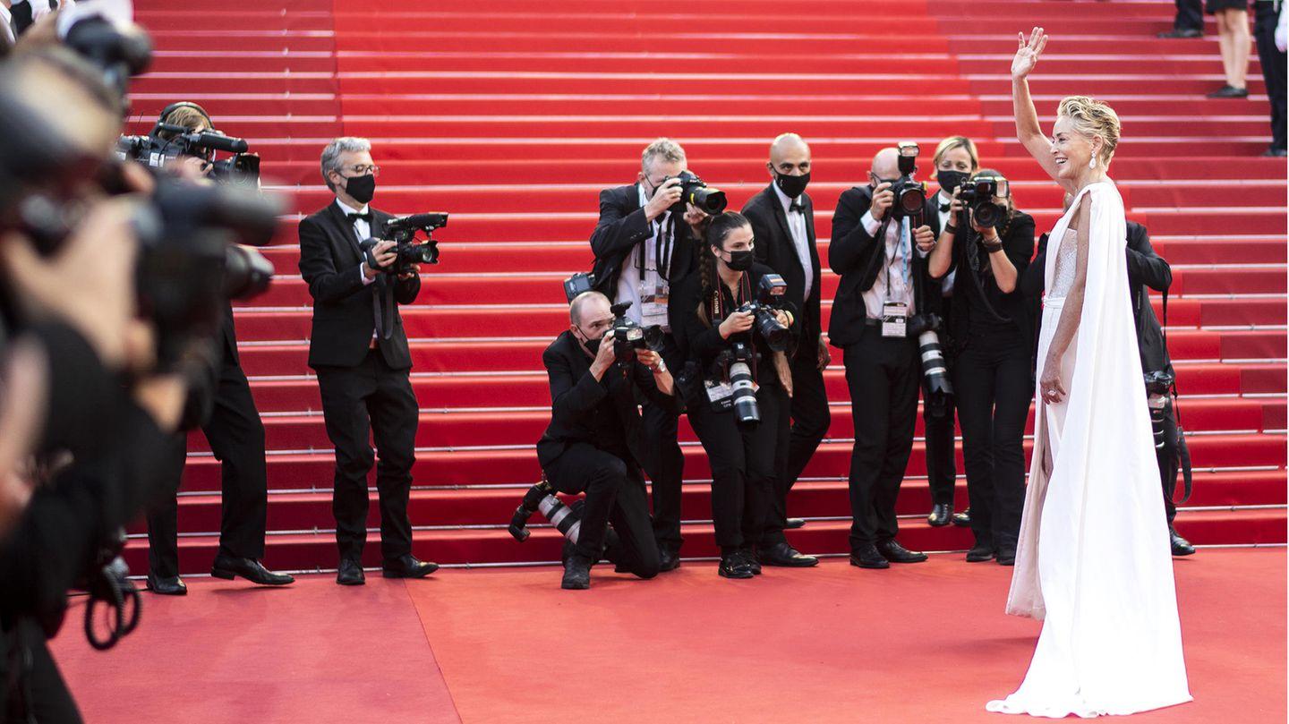 Diane Kruger als strahlender Hollywood-Star vor einer glamourösen Kulisse, die ihren Erfolg feiert.