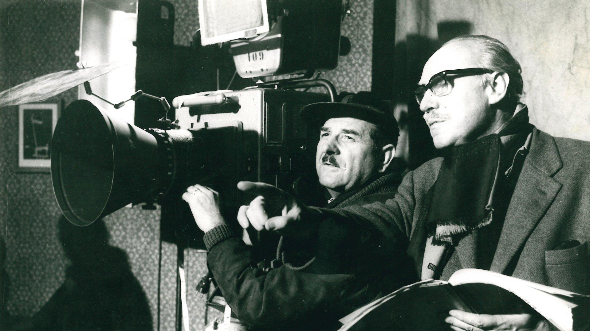 Diane Kruger in eleganter Pose während eines Interviews, stilvoll und nachdenklich