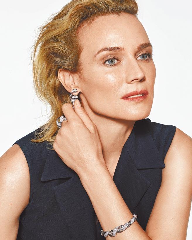 Diane Kruger auf dem roten Teppich in einem eleganten Abendkleid, verkörpert Glamour und Raffinesse