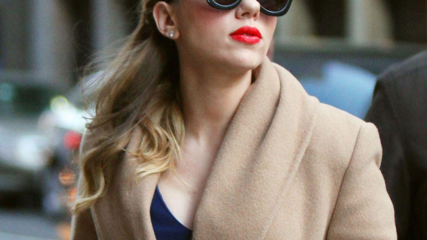 Diane Kruger in einem glamourösen Outfit auf dem roten Teppich, das ihre Figur und ihren Stil betont.