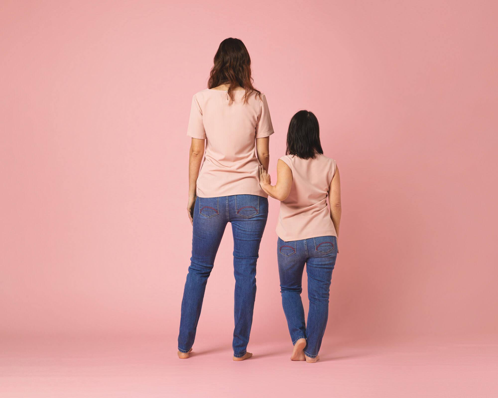 Diane Kruger in einem schicken Outfit, das ihre eleganten Beine hervorhebt, im urbanen Stil