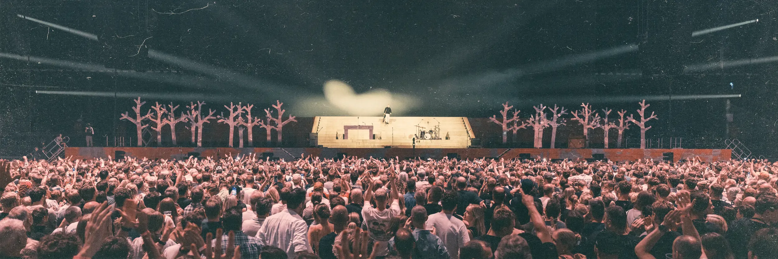 Die Band The Minds of 99 live auf der Bühne im Parken-Stadion mit Pyrotechnik und beeindruckender Lichtshow