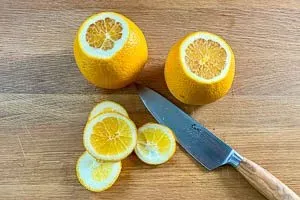 Die Enden der Orangen abschneiden.
