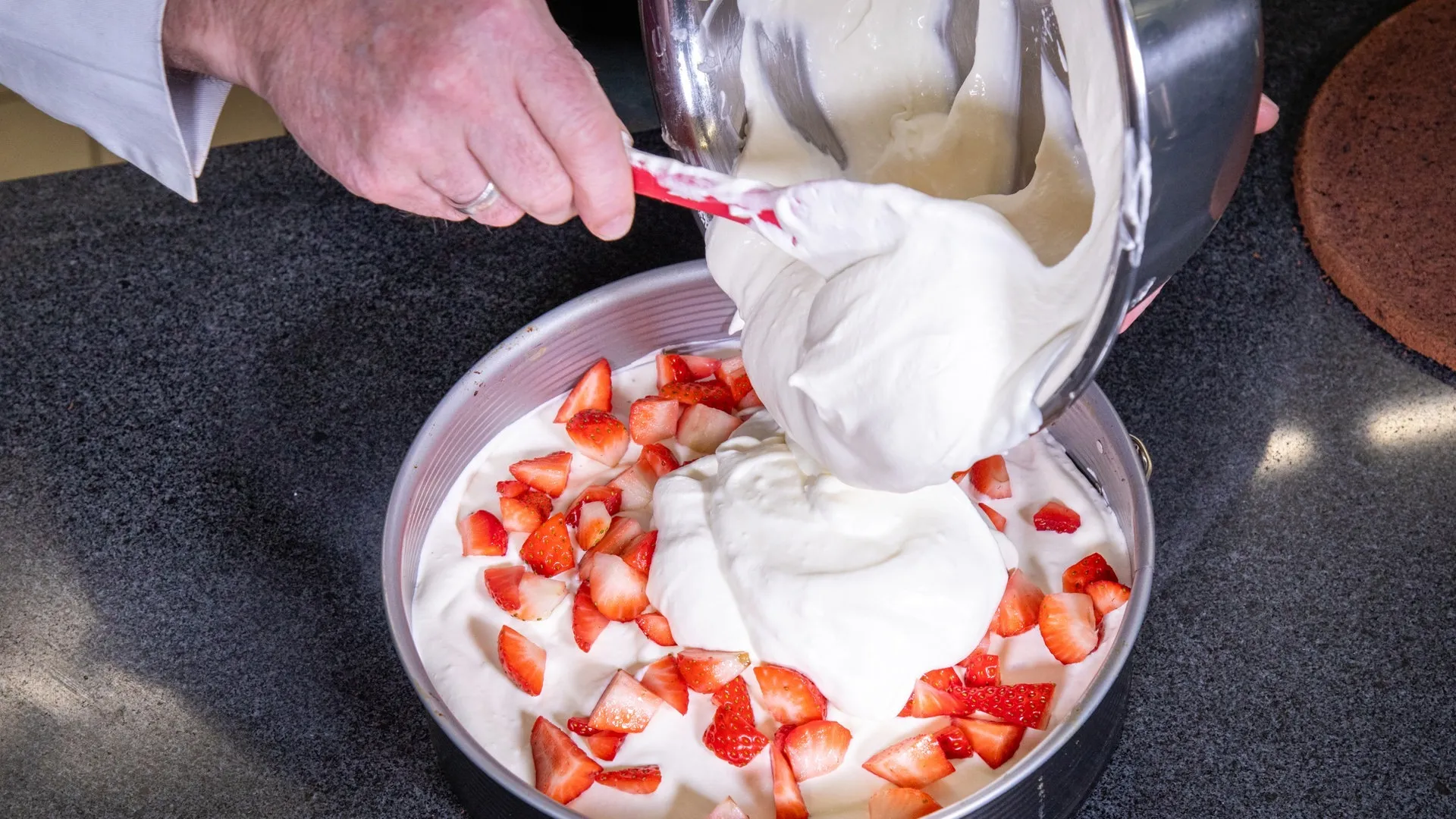 Die Erdbeer-Schoko-Torte wird mit einer leckeren Creme gefüllt. Wie im Rezept beschrieben, besteht sie aus Joghurt und Sahne.