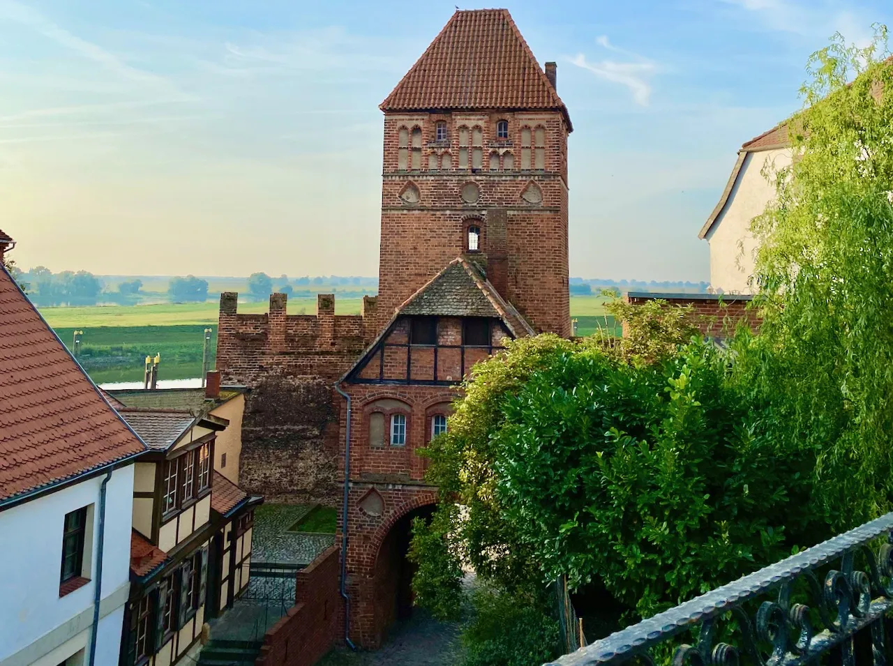 Die historische Stadt Tangermünde mit ihrer imposanten Stadtmauer.
