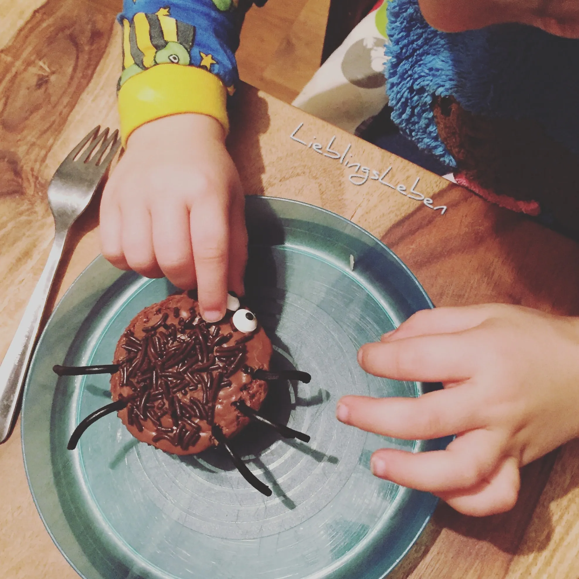 Die krabbeligen Halloweenmuffins kommen gut bei den Minis an - ideal für eine Halloweenparty für Kinder