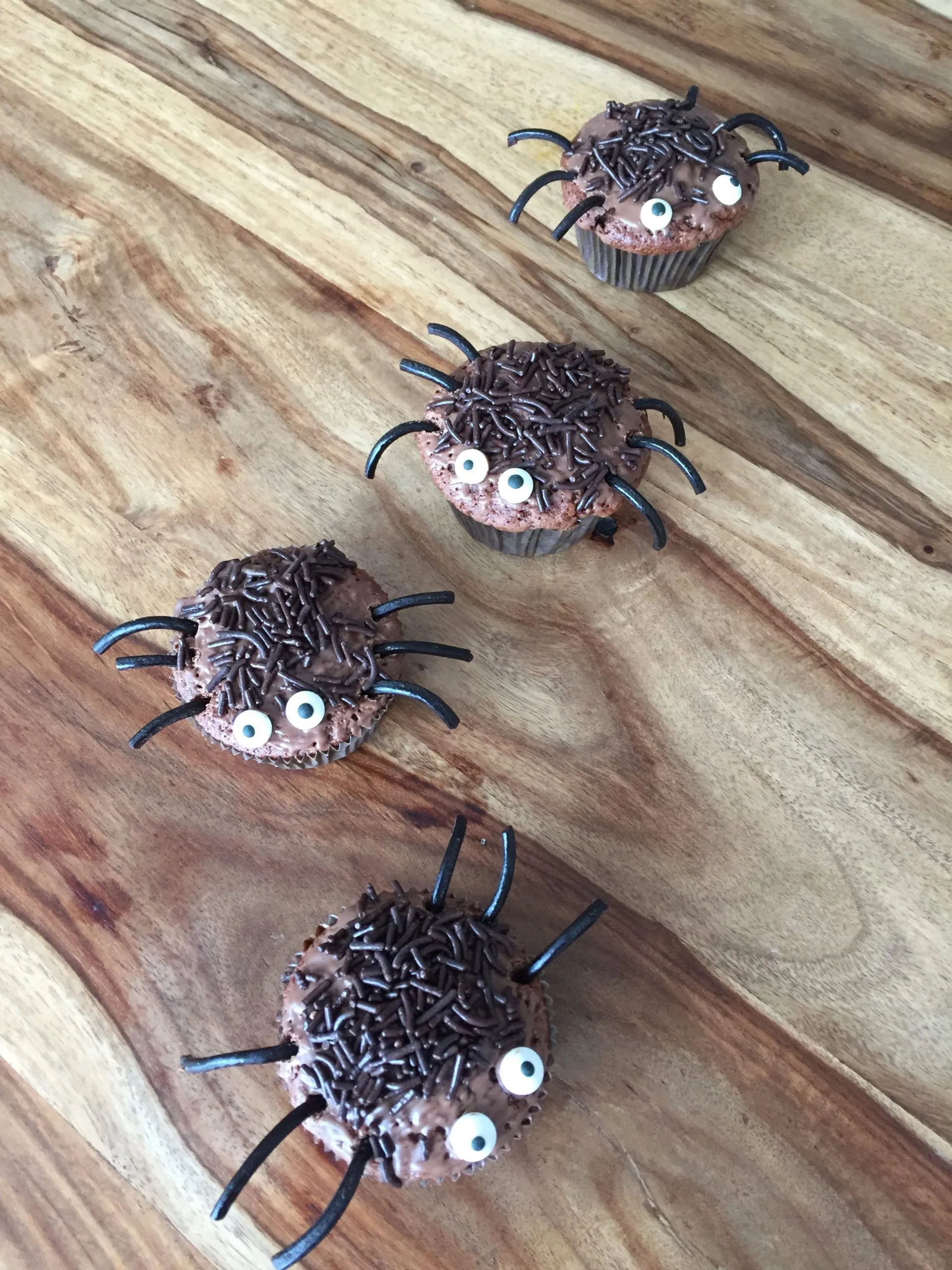 Die krabbeligen Spinnenmuffins kommen gut bei den Minis an - ideal für eine Halloweenparty für Kinder