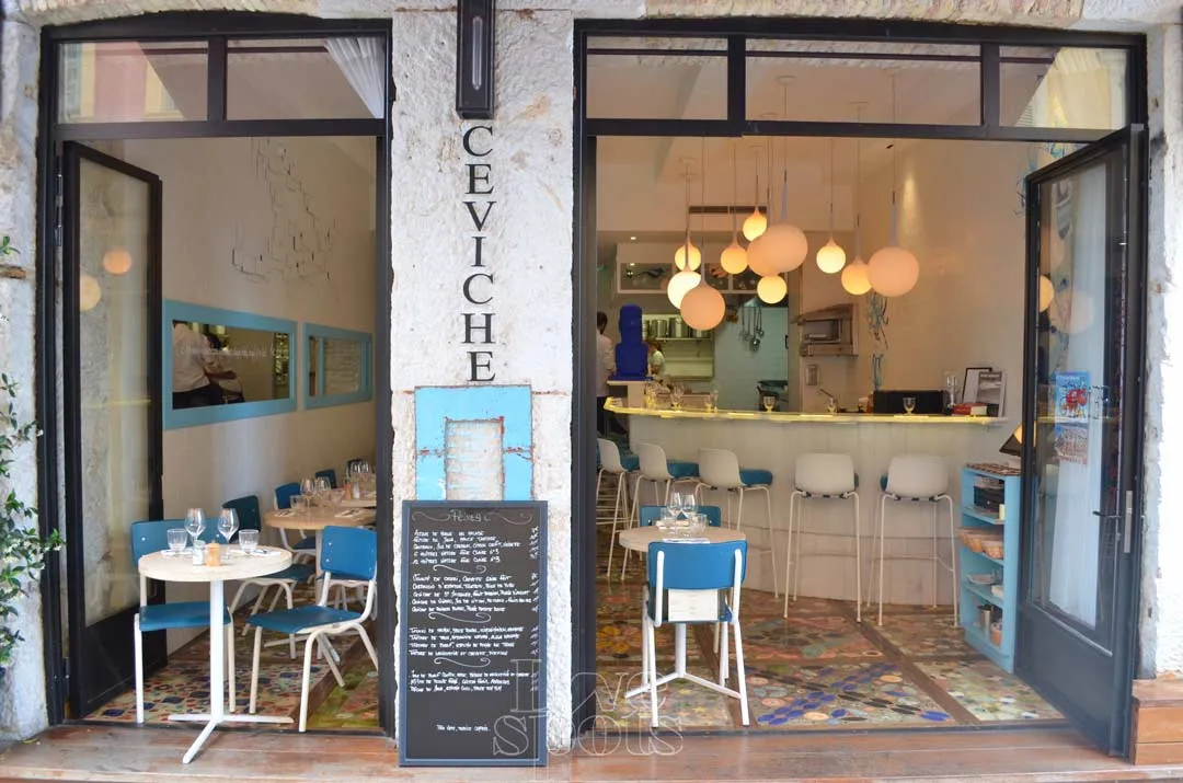 Die offenen Türen und das Ceviche-Schild des Restaurants Rustic Peixe in Nizza, Frankreich