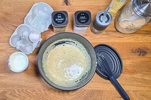 Die Sahne, das EI, den Senf, das Paniermehl, das Salz und den Pfeffer für die Gewürzsoße der Hackbällchen vermischen.