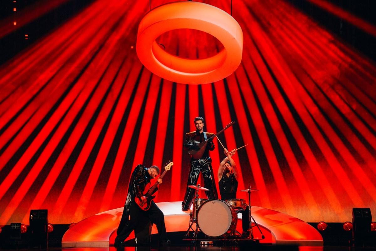 DJ Bobo performt seinen Hit "Chihuahua" mit viel Energie und Farbe