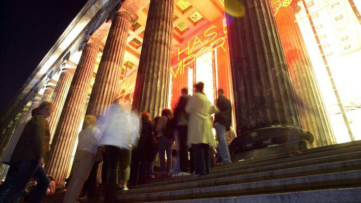 DJ Bobo in seinen frühen Jahren, voller Energie auf der Bühne während eines Auftritts in den 90ern